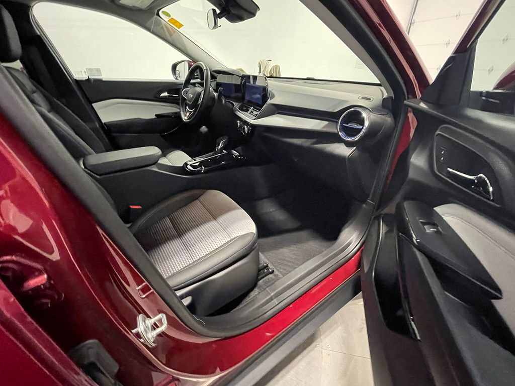Used 2025 Chevrolet Trax LT FWD image 25