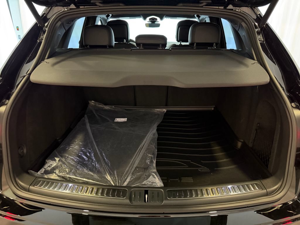 Certified 2026 Porsche Macan AWD/4WD image 29