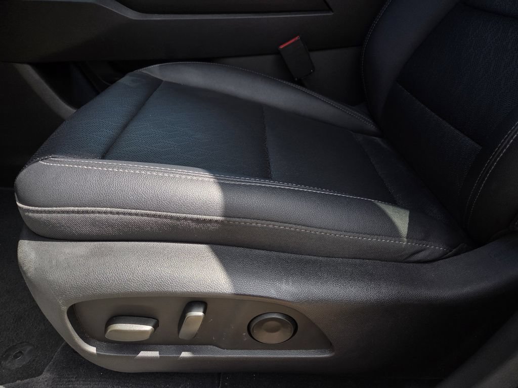 Used 2025 Chevrolet Equinox LT w/ Convenience Package II FWD image 17
