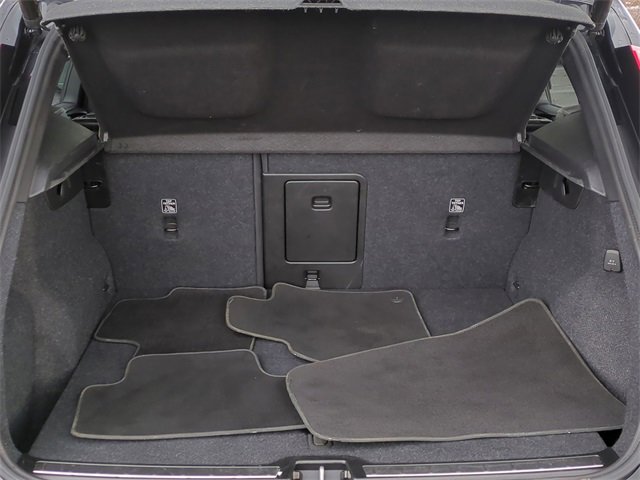 Used 2025 Volvo XC40 B5 Plus image 22