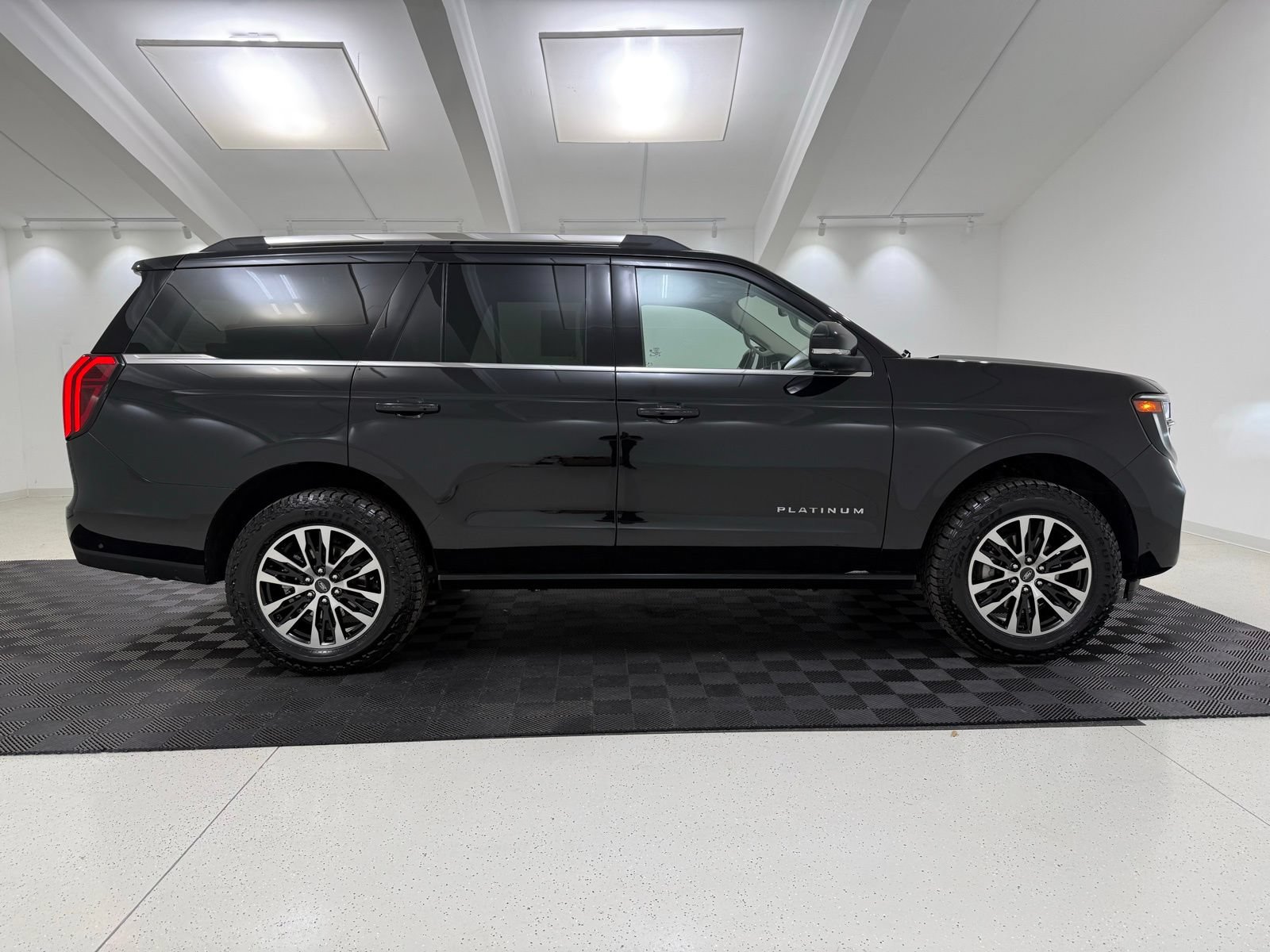 Used 2025 Ford Expedition Platinum AWD/4WD image 10