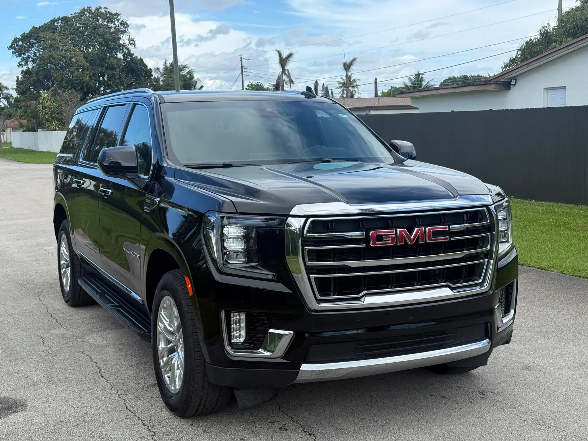Used 2024 GMC Yukon XL SLT RWD image 2