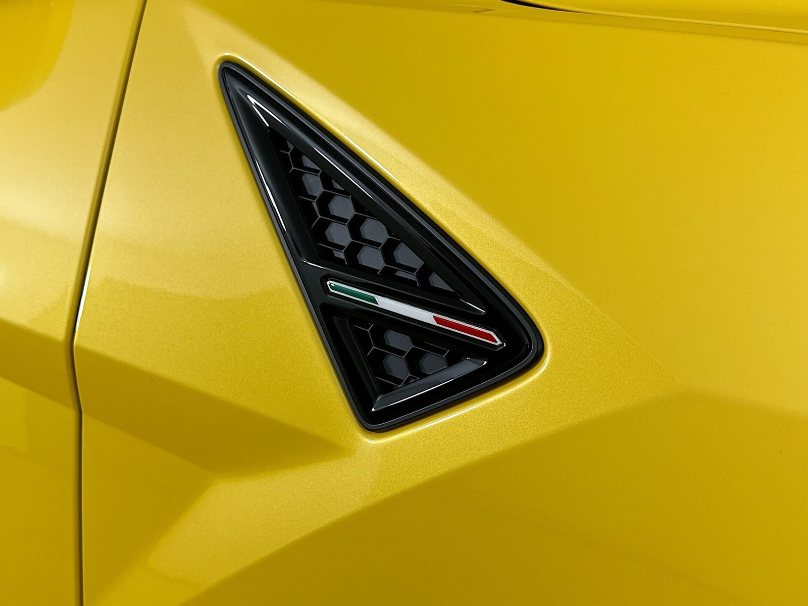 Used 2025 Lamborghini Urus SE AWD/4WD image 66
