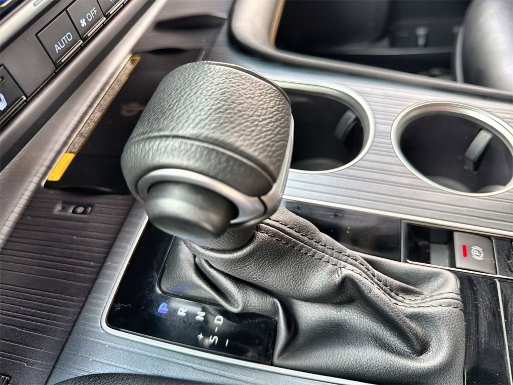 Used 2024 Toyota Sienna XLE Woodland Edition image 22