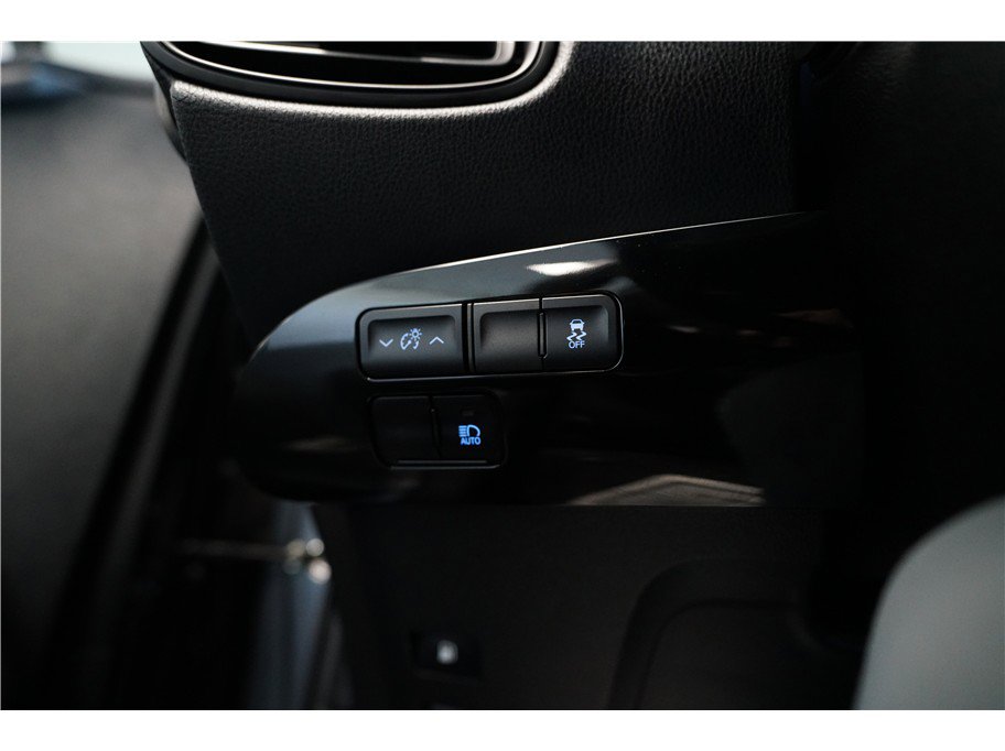 Used 2020 Toyota Prius L Eco w/ Carpet Mat Package image 17