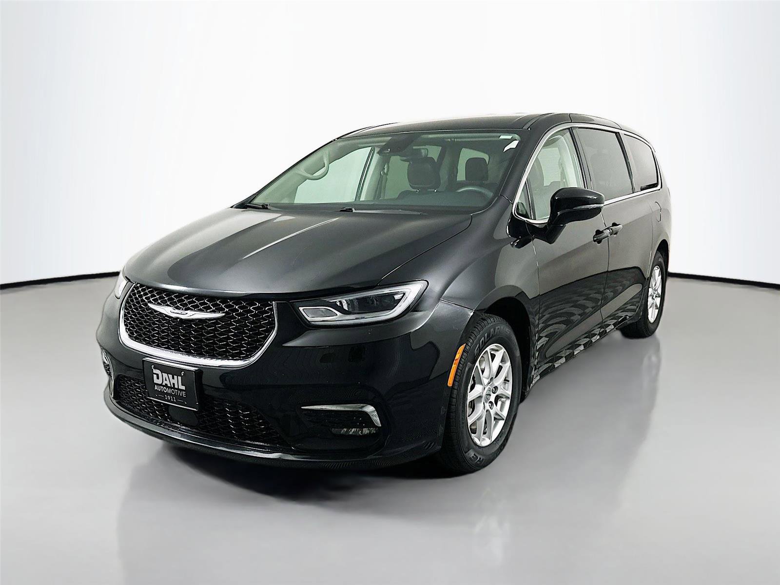 Used 2024 Chrysler Pacifica Touring-L FWD image 4