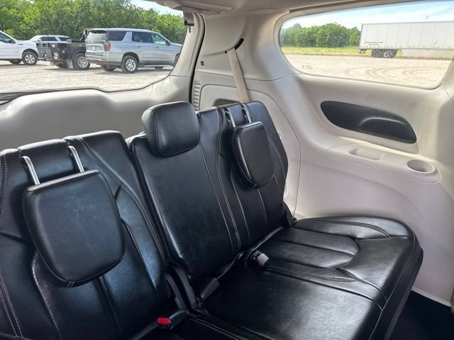 Used 2024 Chrysler Pacifica Touring-L FWD image 19