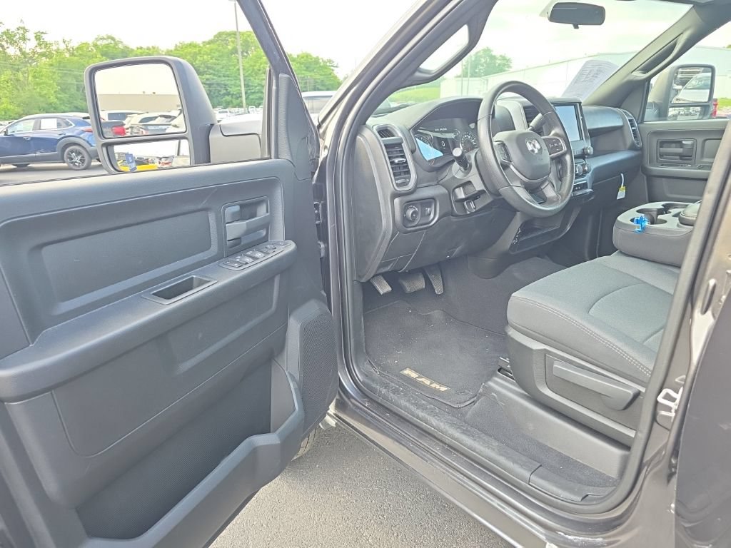 Used 2024 RAM 3500 Tradesman w/ Chrome Appearance Group AWD/4WD image 7