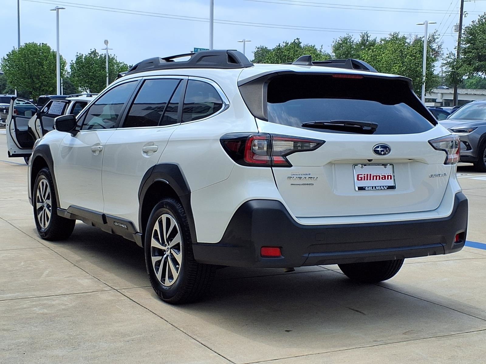 Used 2023 Subaru Outback Premium AWD/4WD image 3
