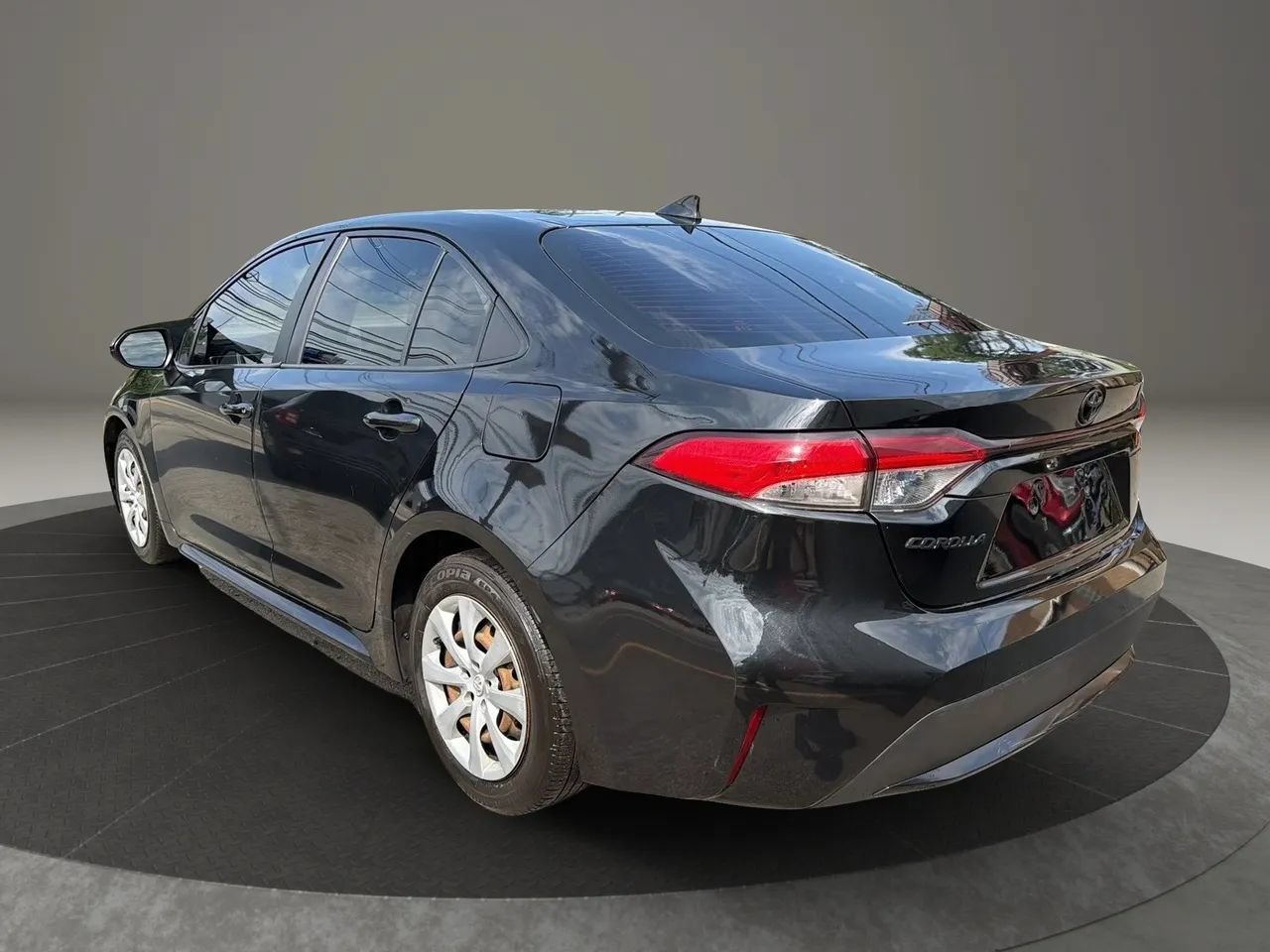 Used 2020 Toyota Corolla LE FWD image 7