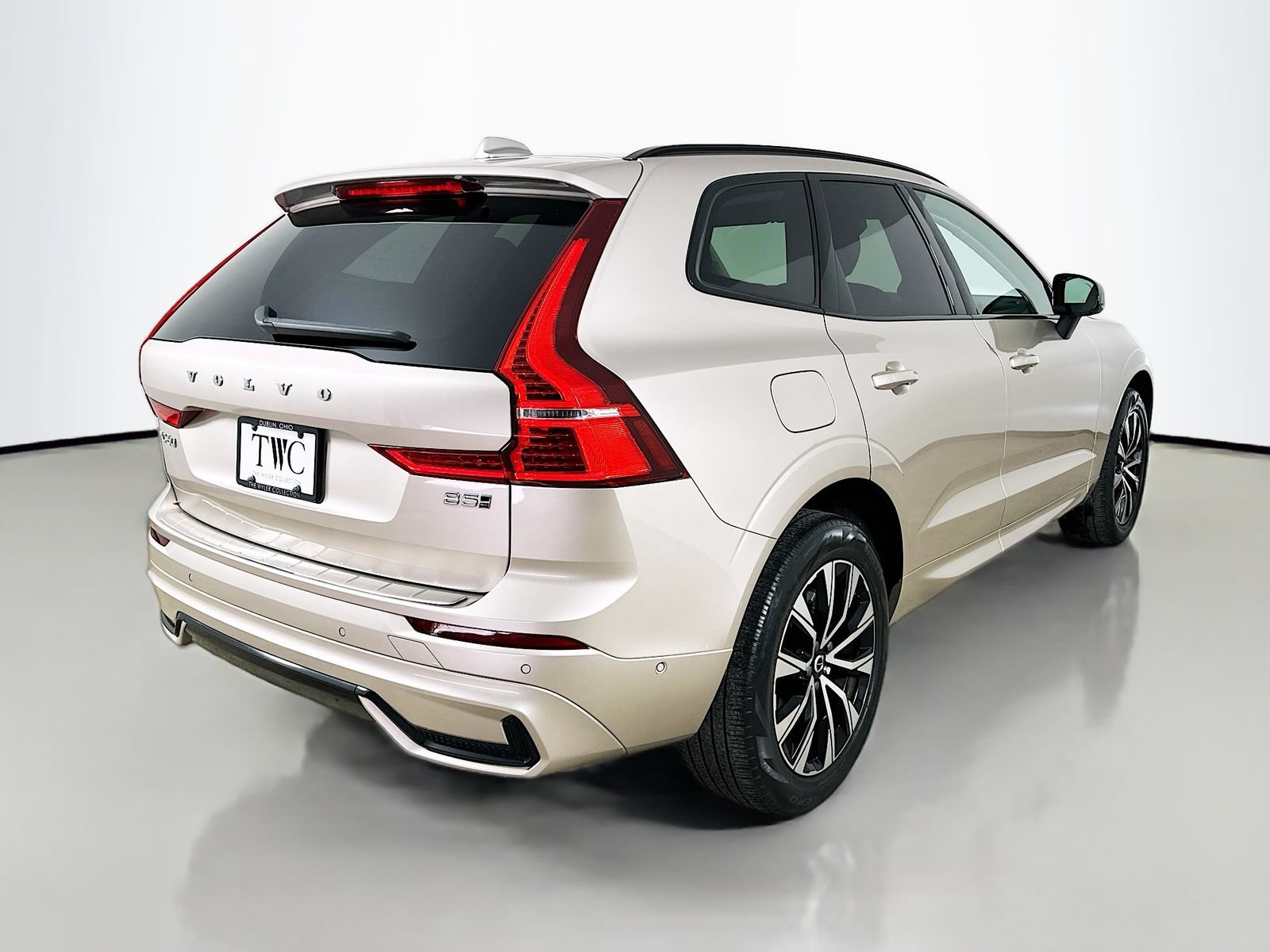 Used 2024 Volvo XC60 B5 Plus w/ Protection Package Premier AWD/4WD image 5