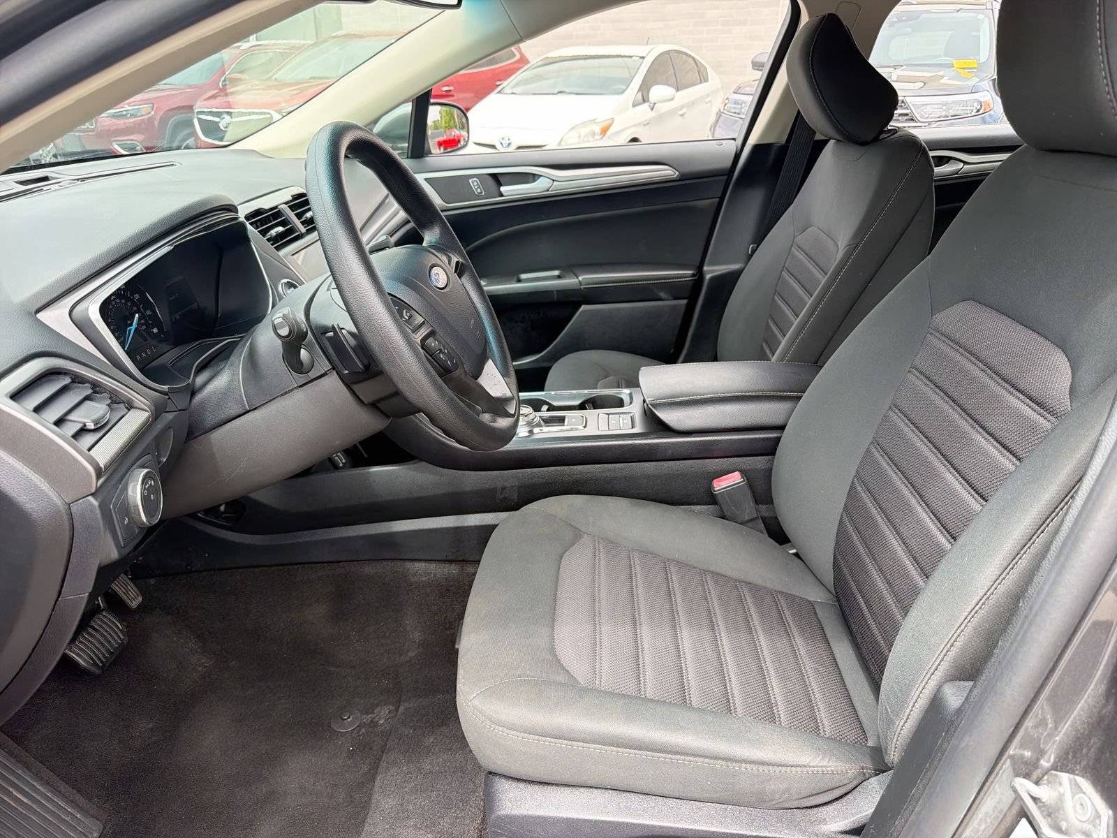 Used 2020 Ford Fusion SE FWD image 11