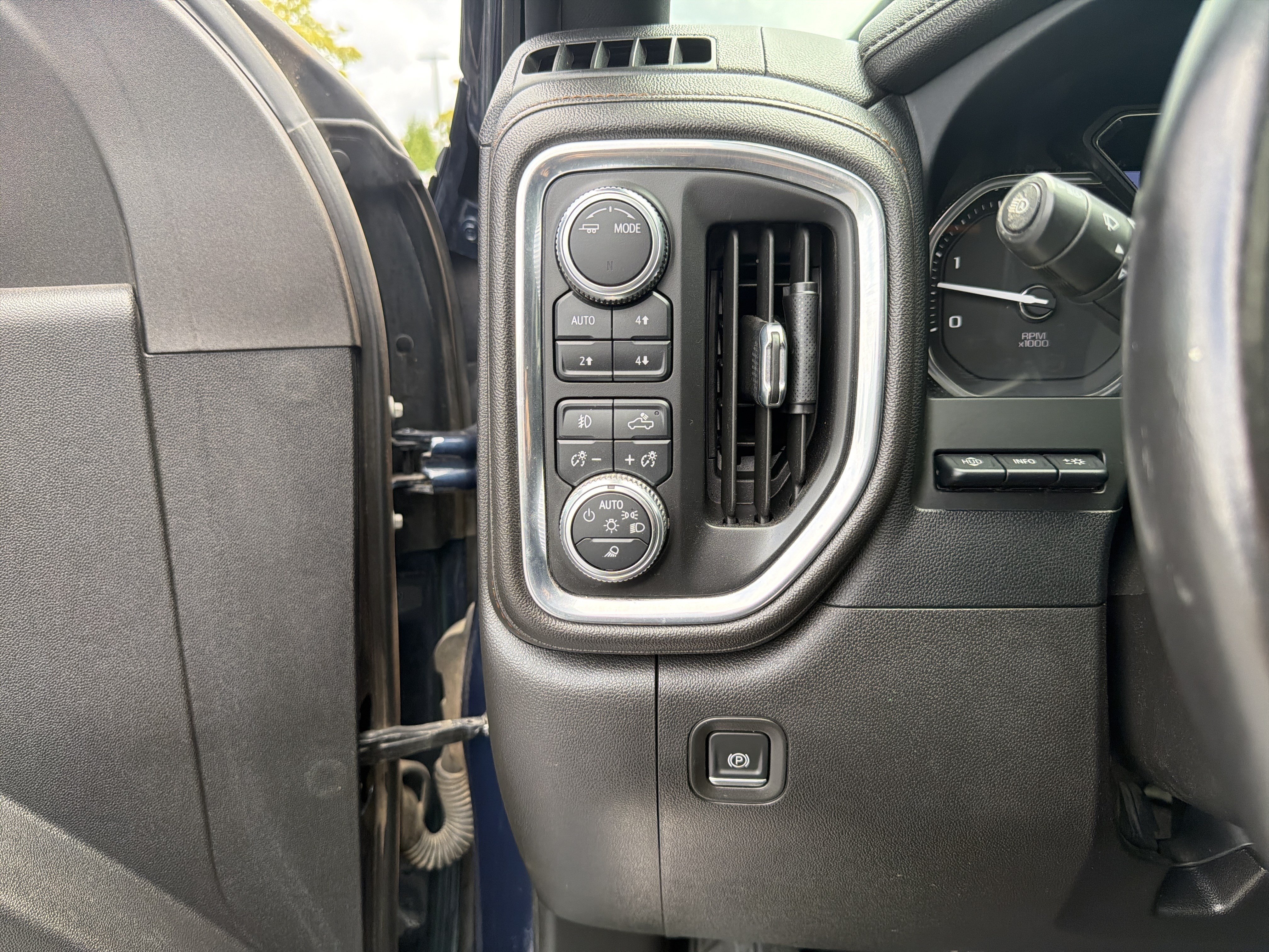 Used 2022 GMC Sierra 2500 AT4 w/ AT4 Premium Plus Package AWD/4WD image 28