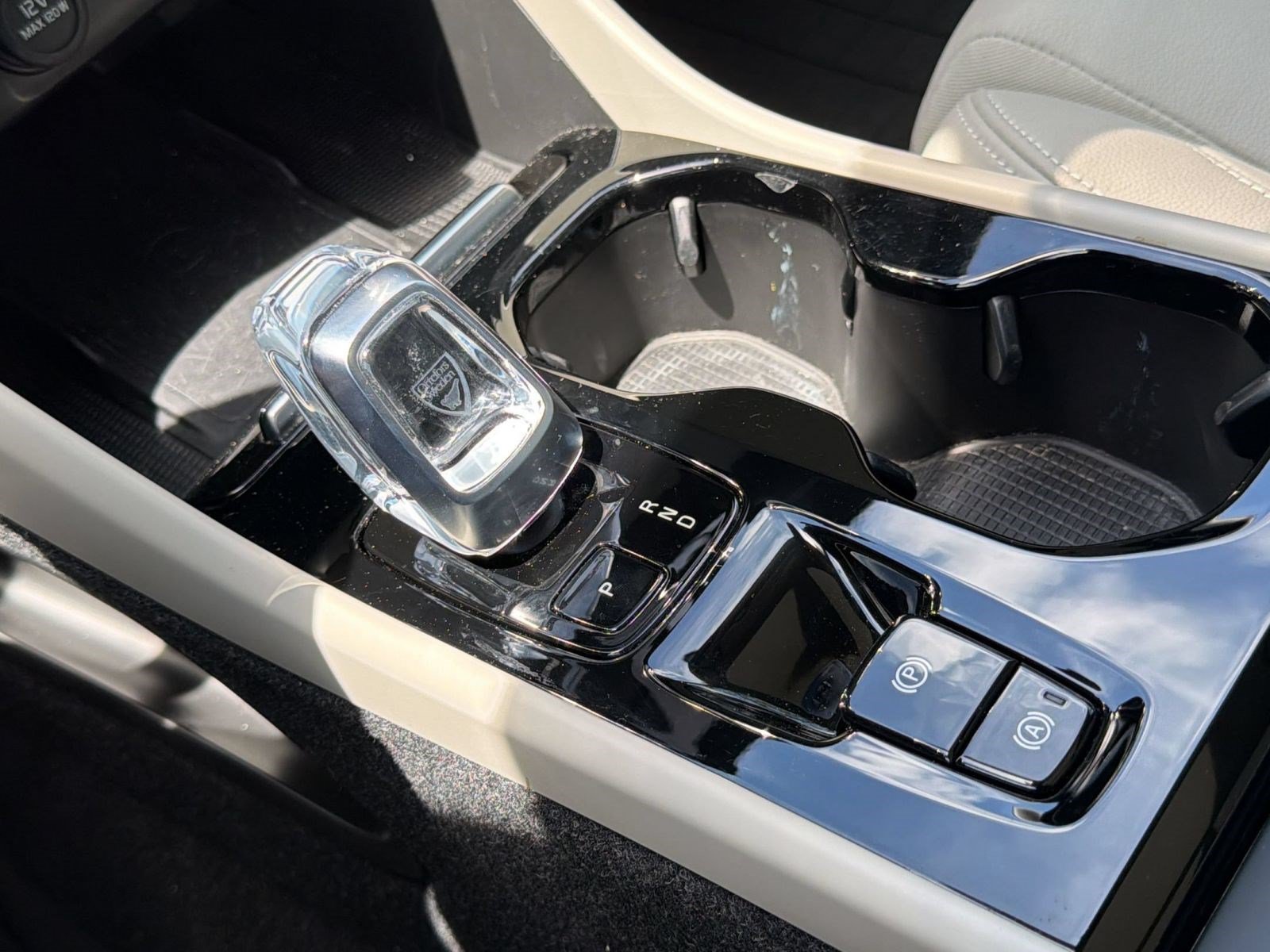 Certified 2024 Volvo XC40 B5 Plus AWD/4WD image 15