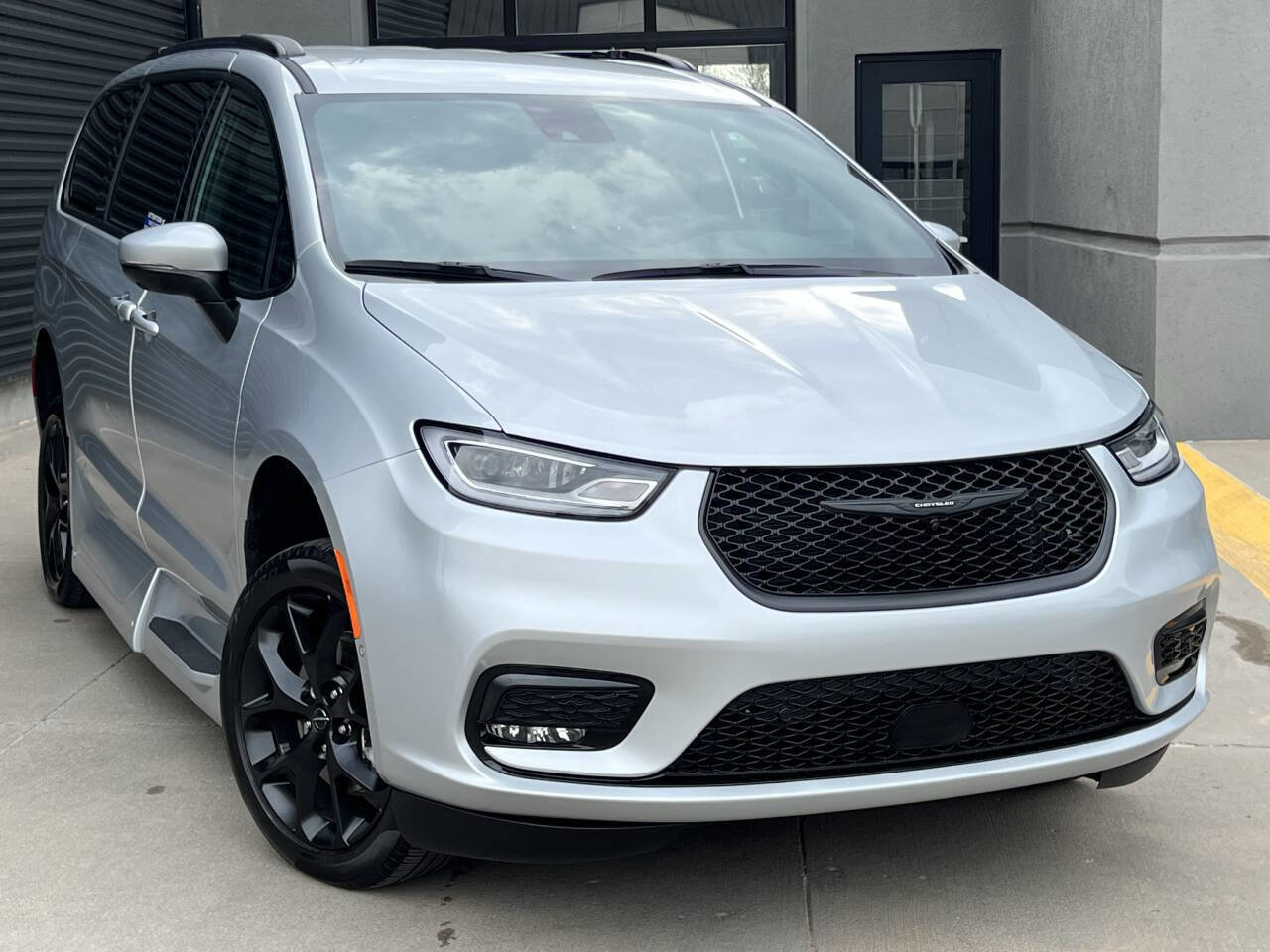 Used 2023 Chrysler Pacifica Touring-L w/ Uconnect Theater Family Group image 3