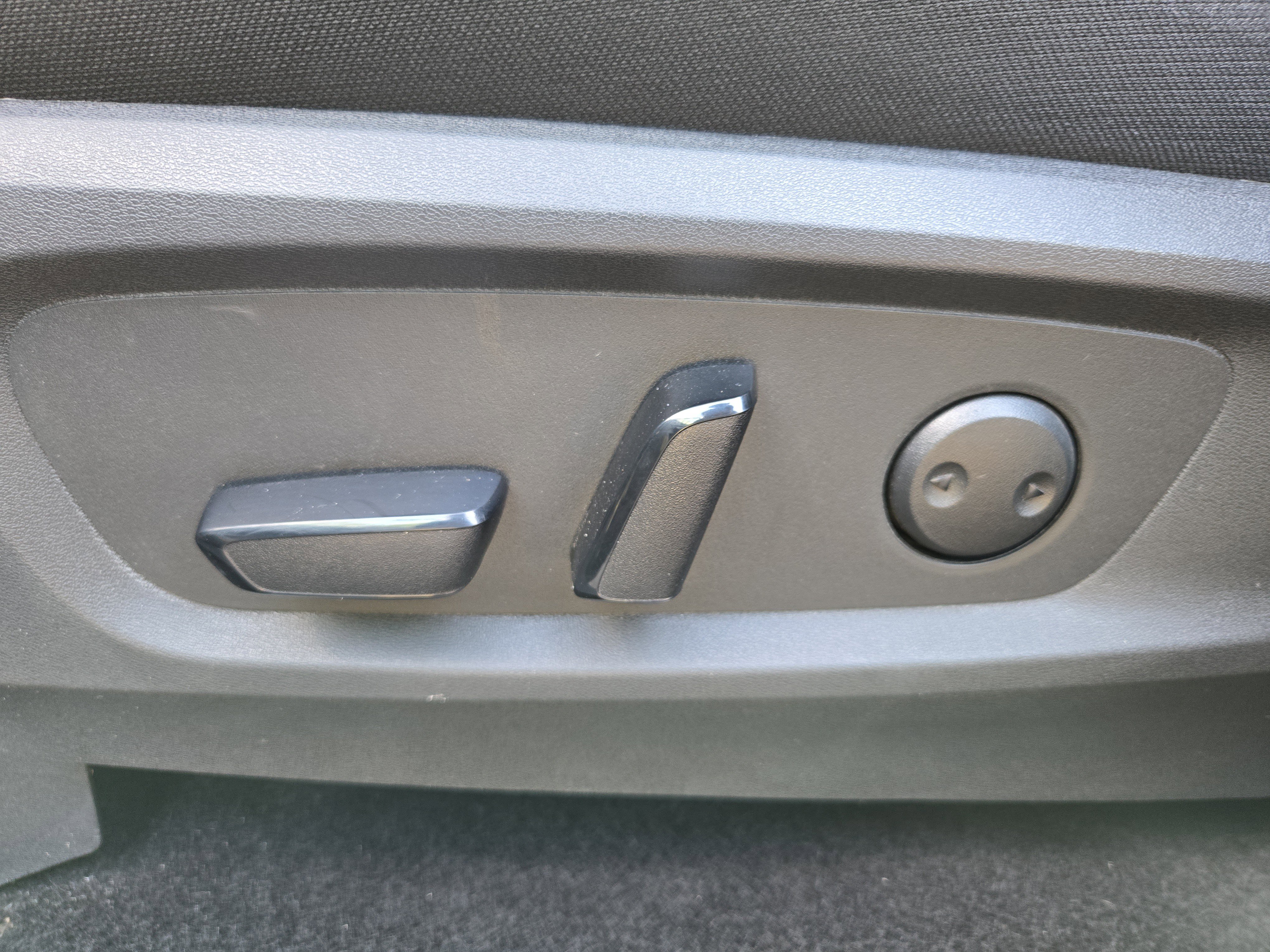 Used 2025 Nissan Pathfinder SV image 14