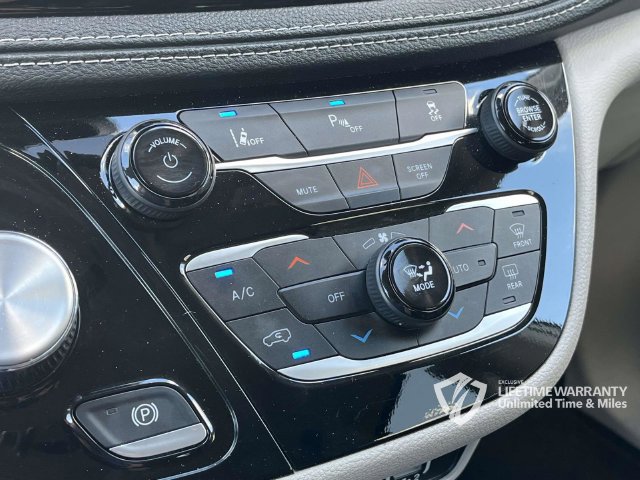 Used 2024 Chrysler Pacifica Limited FWD image 37