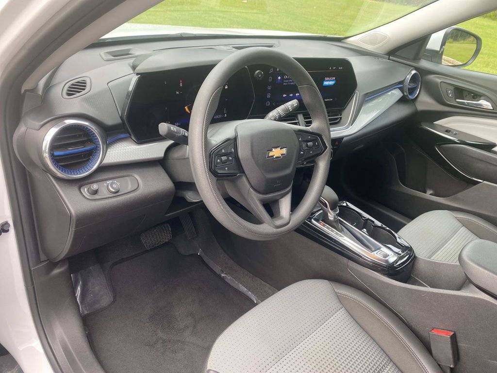 Used 2025 Chevrolet Trax LT FWD image 22