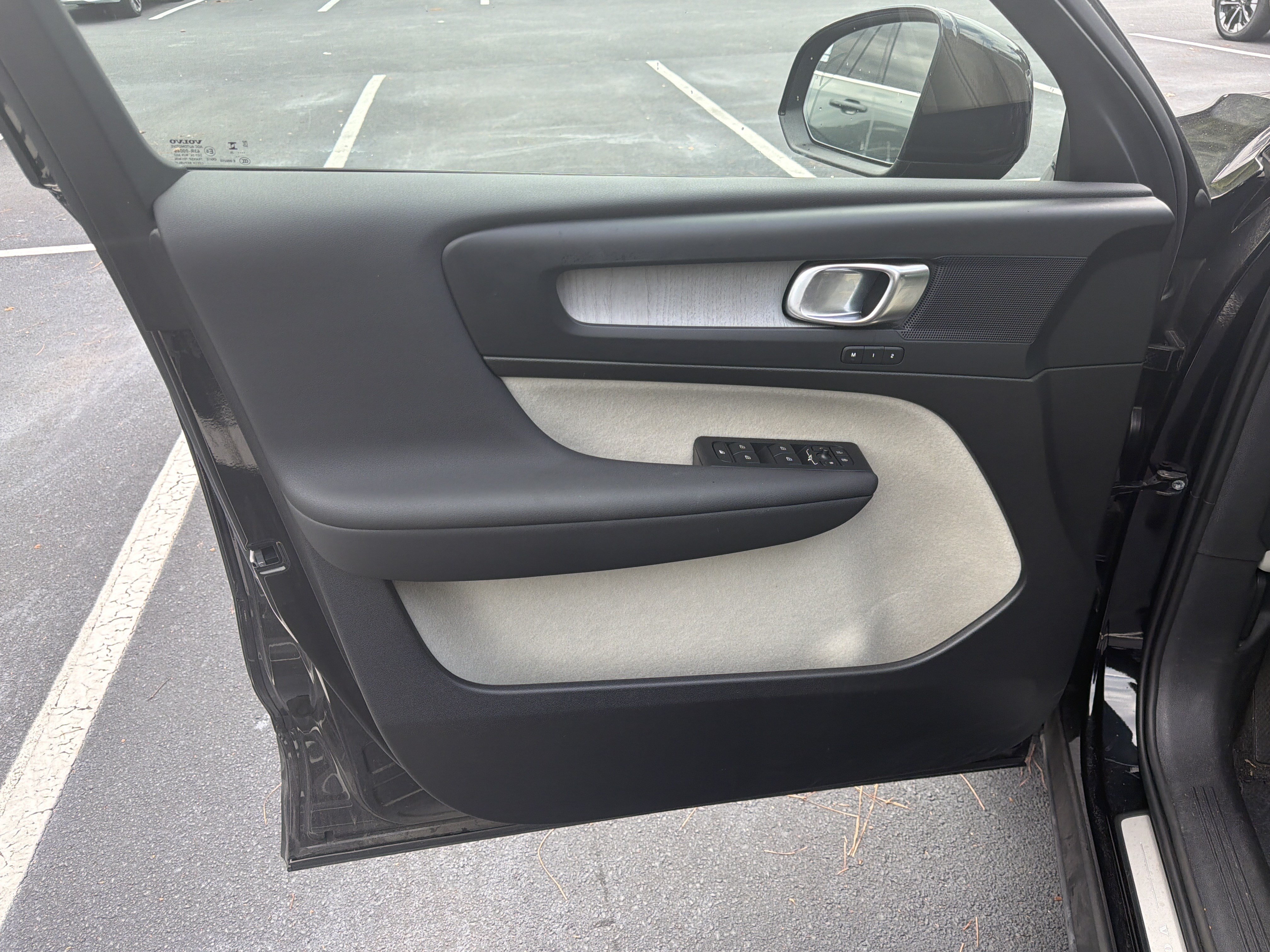 Certified 2025 Volvo XC40 B5 Plus AWD/4WD image 14