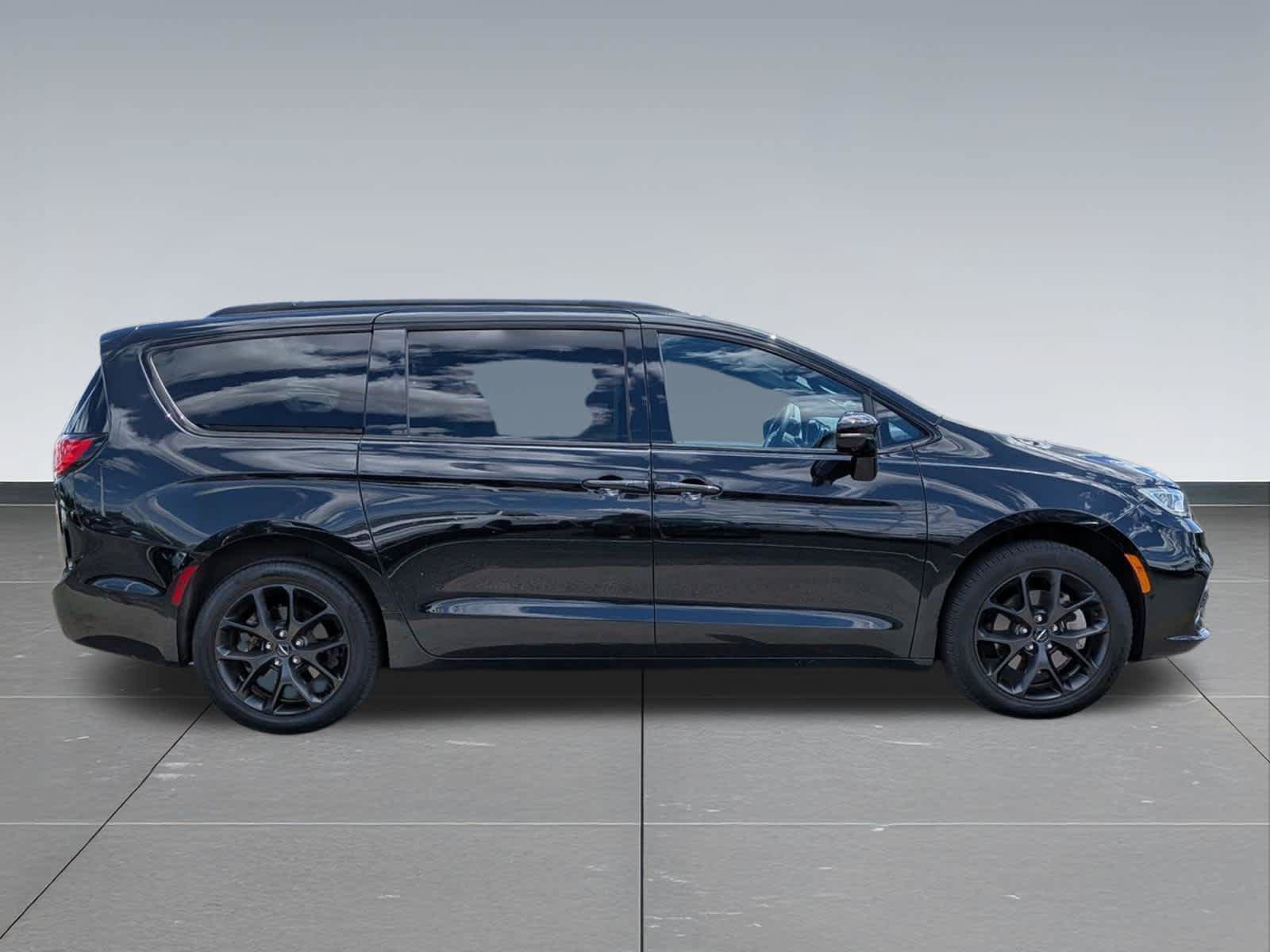 Used 2023 Chrysler Pacifica Limited w/ S Appearance Package AWD/4WD image 7