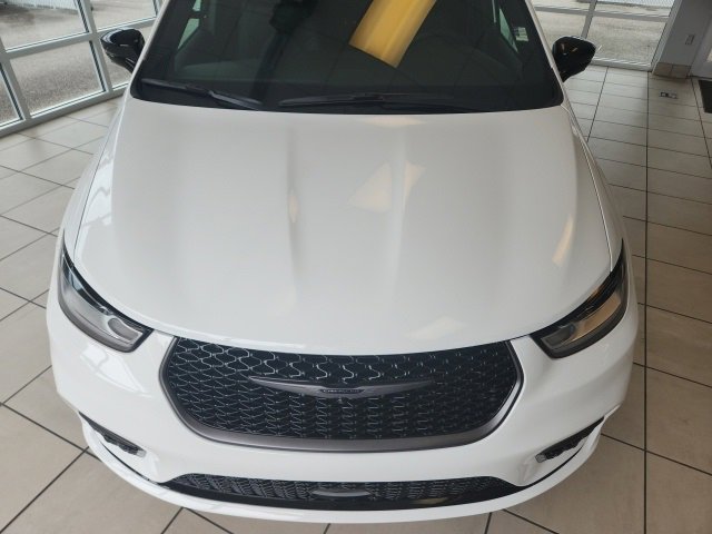 New 2026 Chrysler Pacifica Select image 3