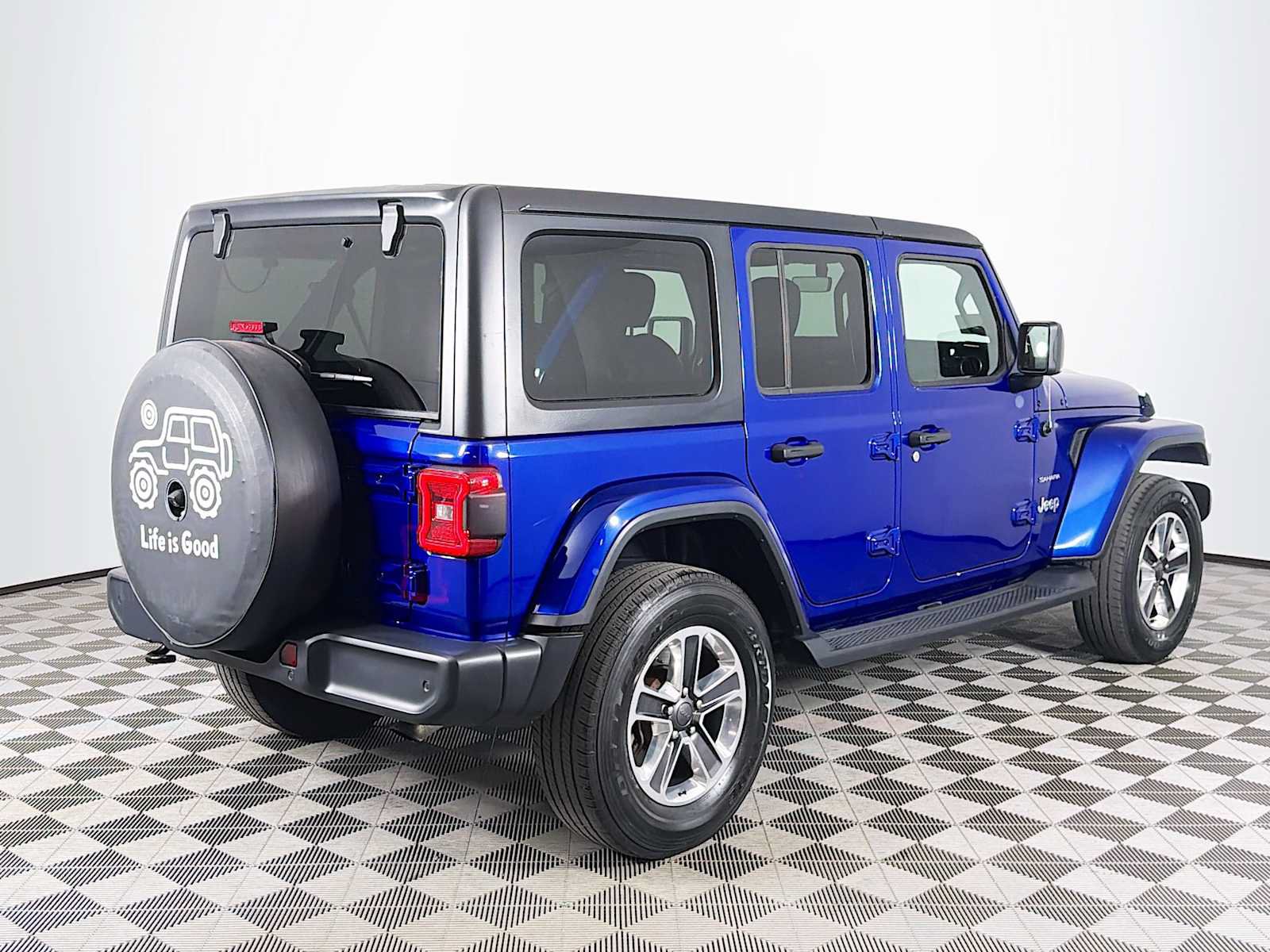 Used 2018 Jeep Wrangler Unlimited Sahara w/ Dual Top Group AWD/4WD image 5