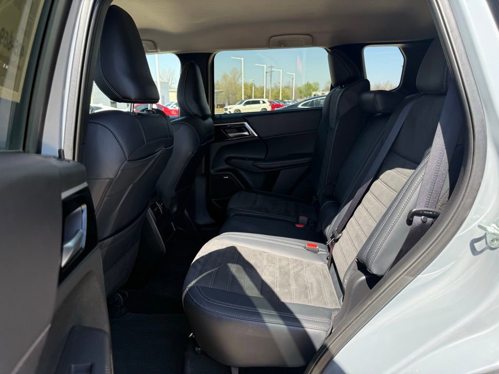 Used 2025 Mitsubishi Outlander SE image 23