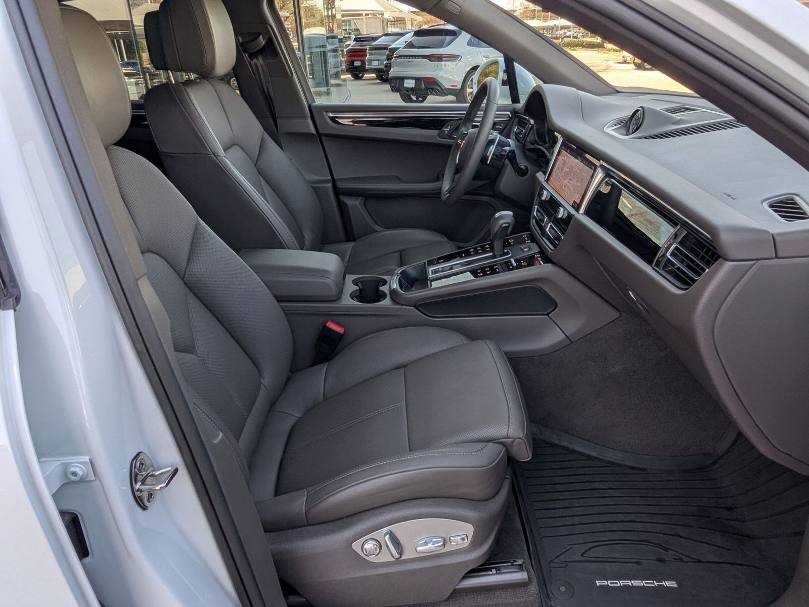 Certified 2025 Porsche Macan image 25