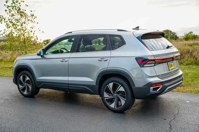 Certified 2025 Volkswagen Taos SE w/ Panoramic Sunroof Package image 25