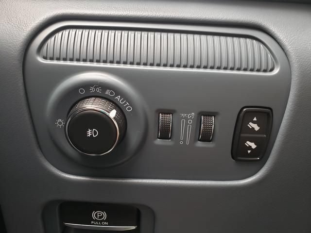 Used 2024 Jeep Grand Wagoneer Series III w/ Rear Seat Video Group 1 AWD/4WD image 28