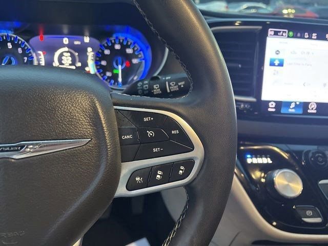 Used 2023 Chrysler Pacifica Touring-L image 18