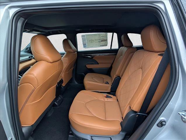 New 2025 Toyota Highlander Platinum image 12