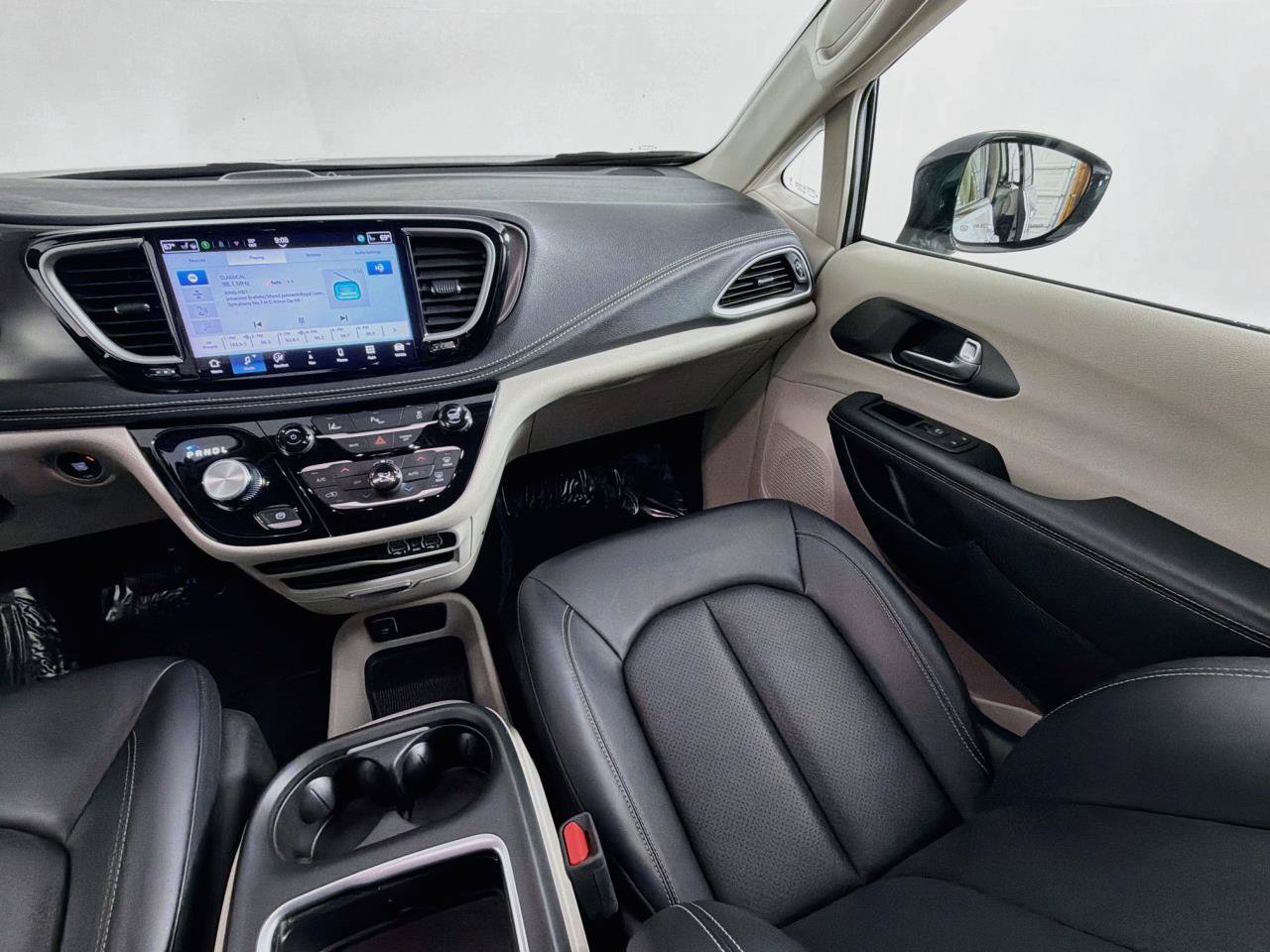 Used 2024 Chrysler Pacifica Limited FWD image 12
