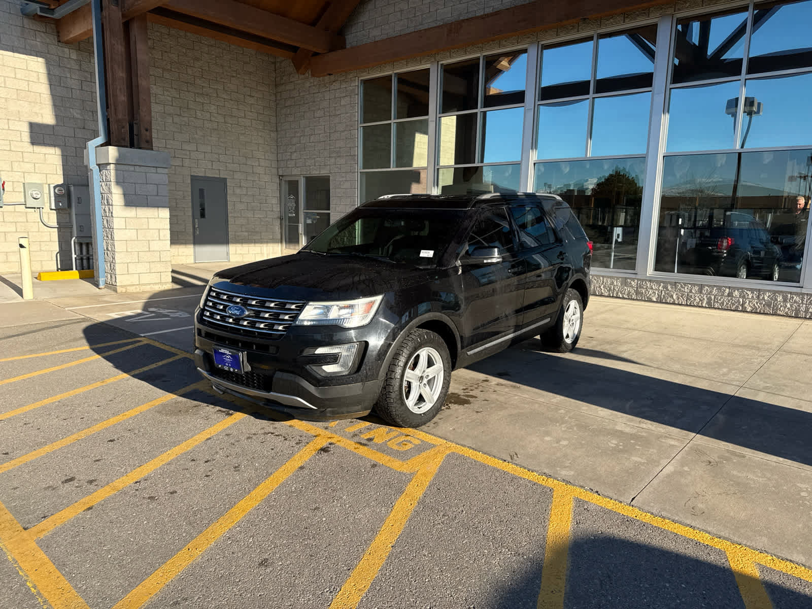Used 2017 Ford Explorer XLT w/ Equipment Group 201A image 1