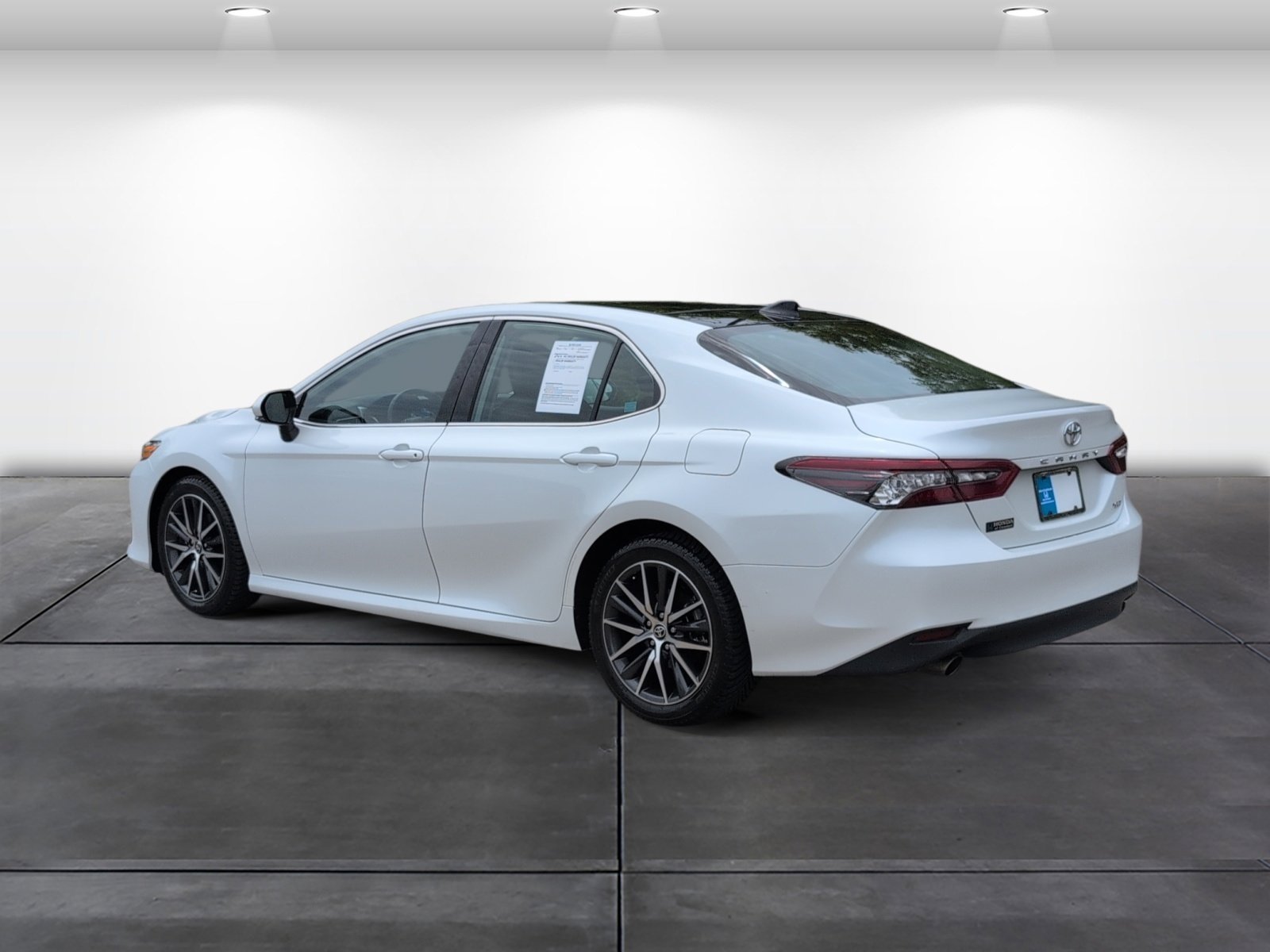 Used 2024 Toyota Camry XLE FWD image 3