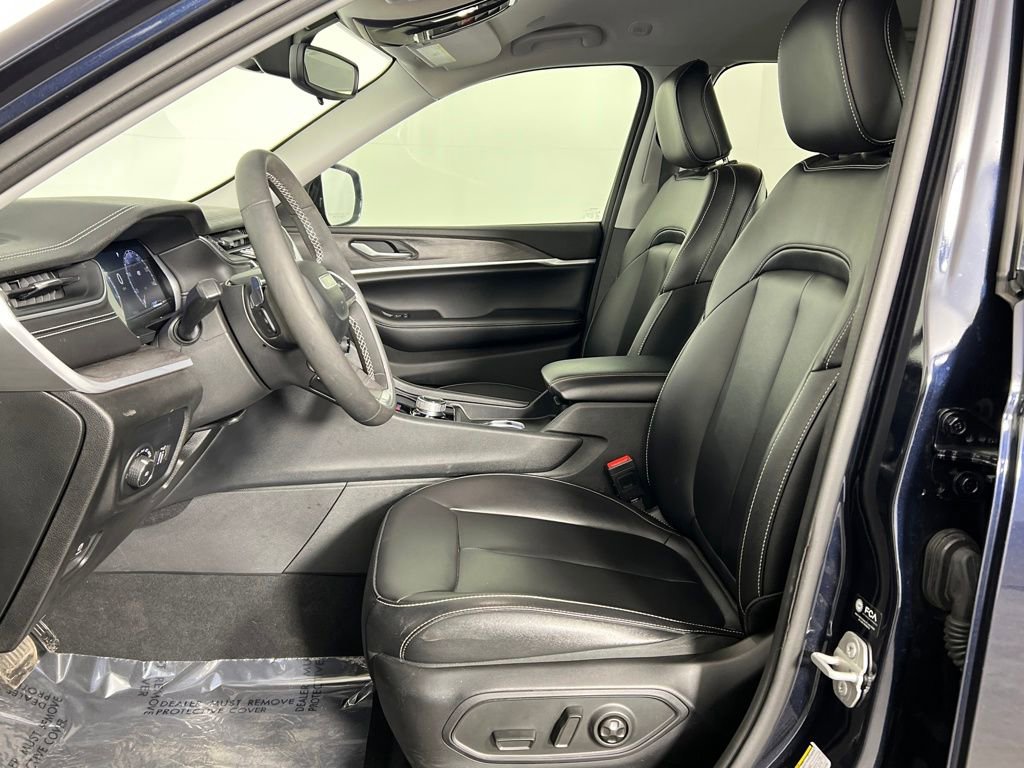 Used 2024 Jeep Grand Cherokee Limited w/ Black Appearance Package image 16