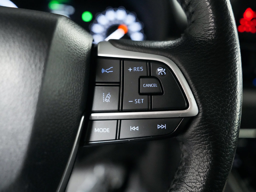 Used 2024 Toyota Sienna XLE w/ XLE Plus Package FWD image 22