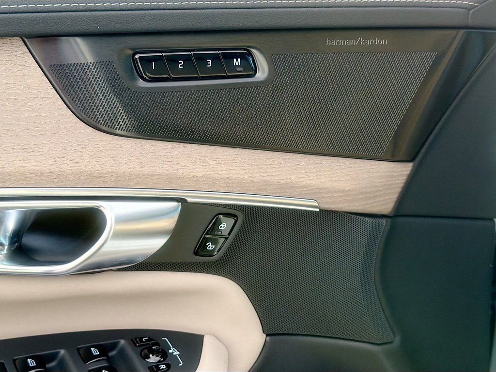 New 2026 Volvo XC90 B6 Ultra w/ Protection Package image 19