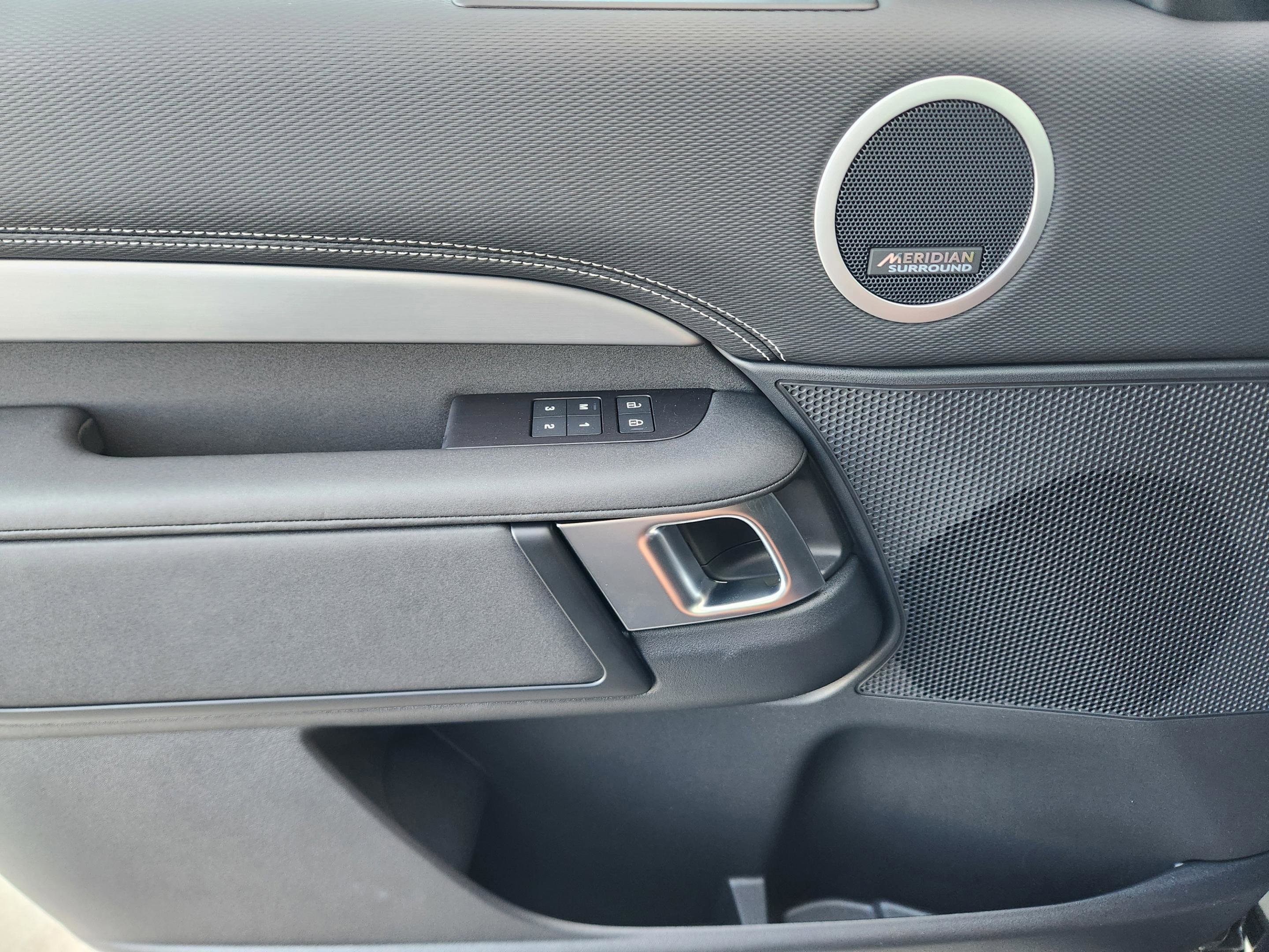 New 2025 Land Rover Discovery Dynamic SE image 18