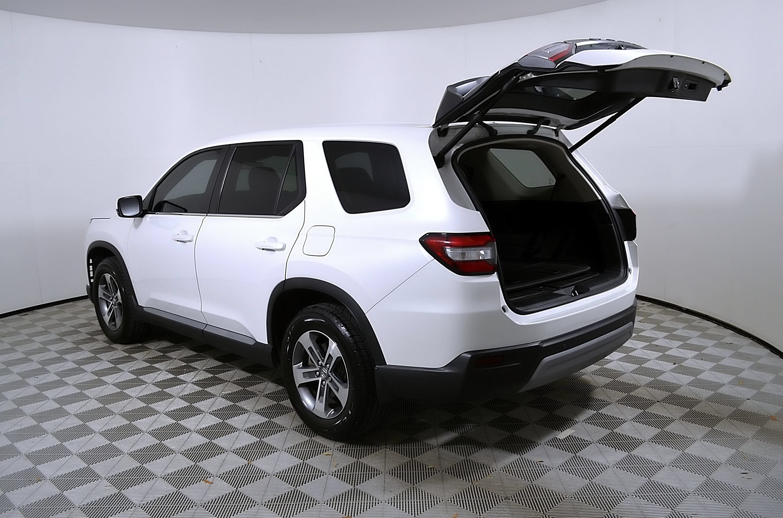 Used 2025 Honda Pilot EX-L image 10