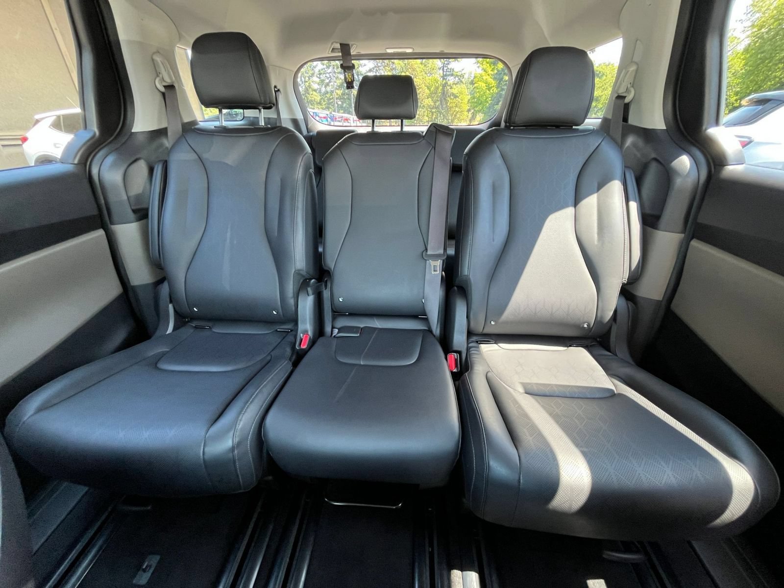 Used 2026 Kia Carnival FWD image 40