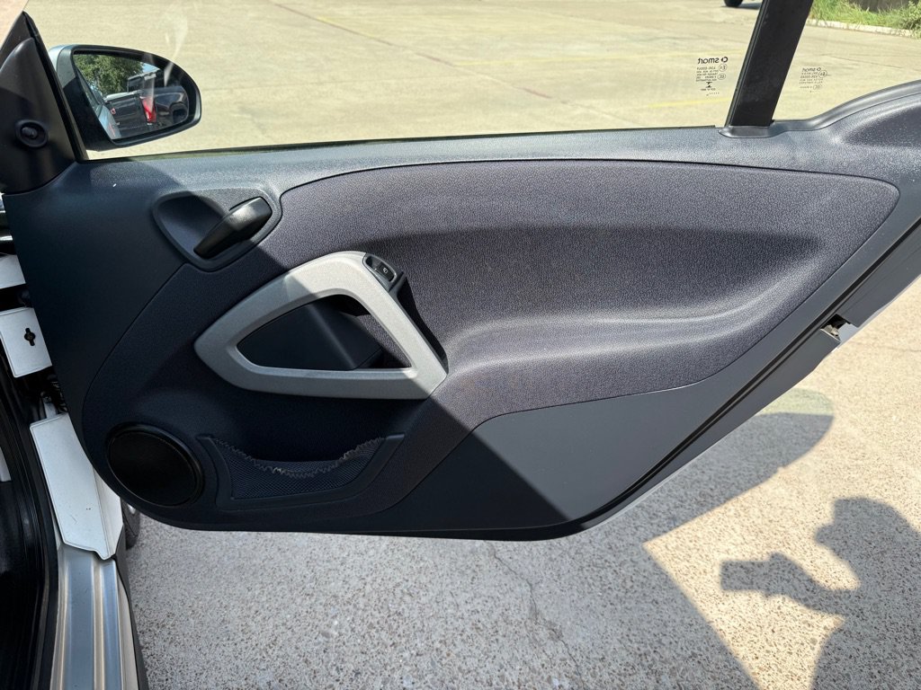 Used 2015 smart fortwo pure RWD image 18