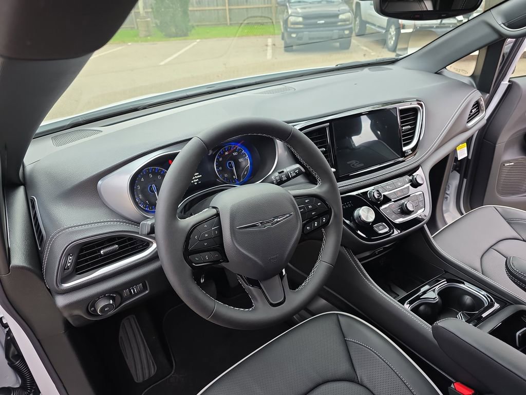 New 2026 Chrysler Pacifica Limited w/ Uconnect Theater Family Group image 18