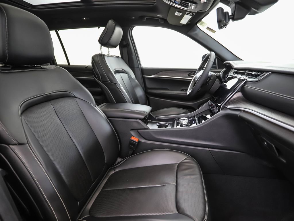 Used 2024 Jeep Grand Cherokee L Limited w/ Luxury Tech Group II image 32