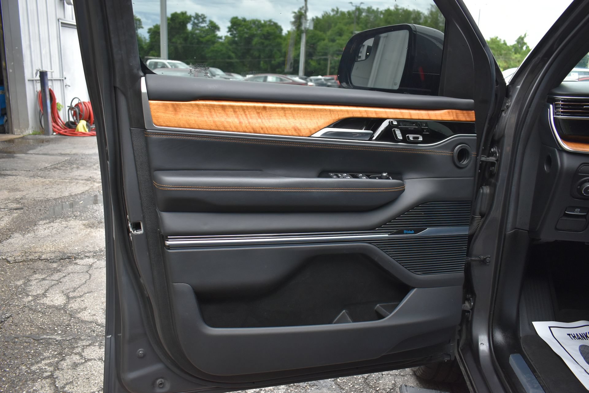 Used 2022 Jeep Grand Wagoneer Series III AWD/4WD image 11