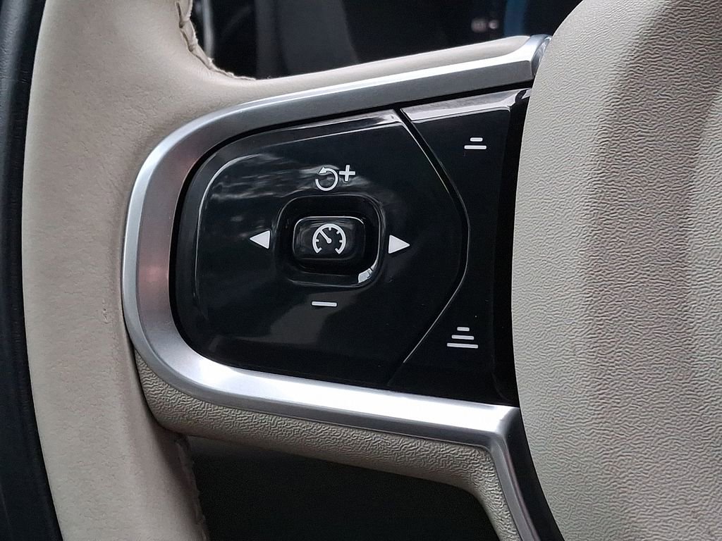 Used 2023 Volvo XC60 T8 Plus image 17