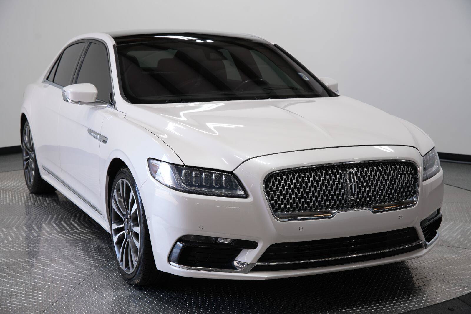 Used 2019 Lincoln Continental Reserve AWD/4WD image 2