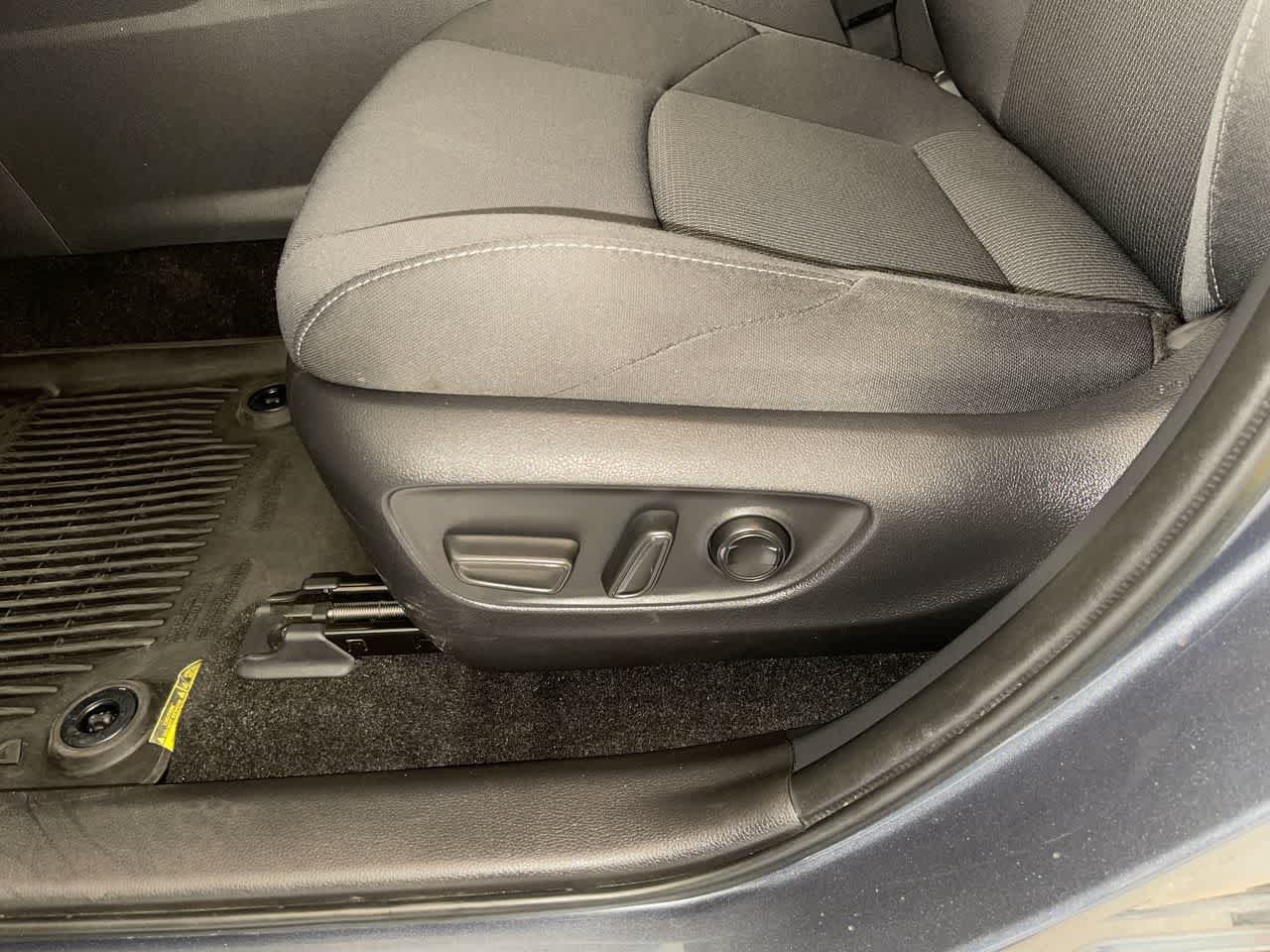Used 2024 Toyota Venza LE AWD/4WD image 12