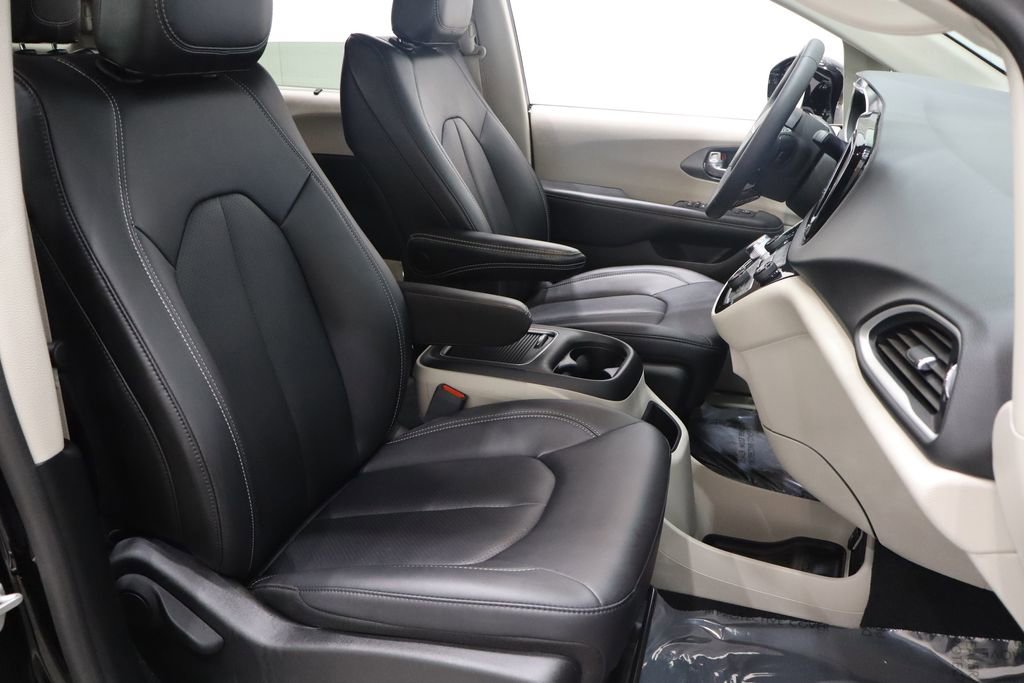 Used 2024 Chrysler Pacifica Touring-L image 14