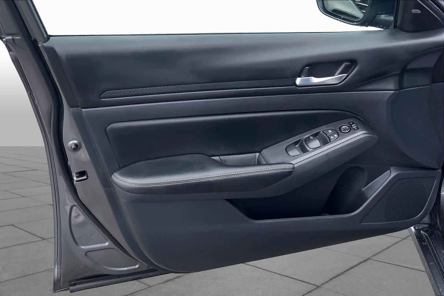Used 2025 Nissan Altima 2.5 SV FWD image 21